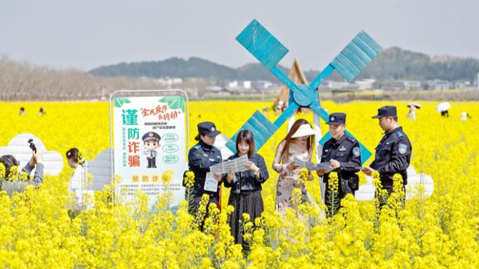 田间反诈课 春风伴平安