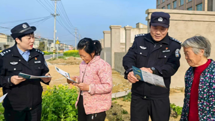 敲门入户听民声 走访服务护平安