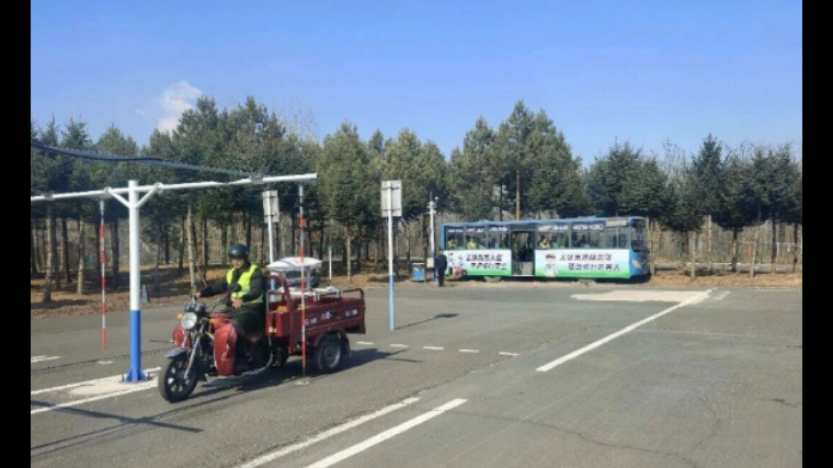 吉林辽源车管所：两辆“客车”变身暖心候考区
