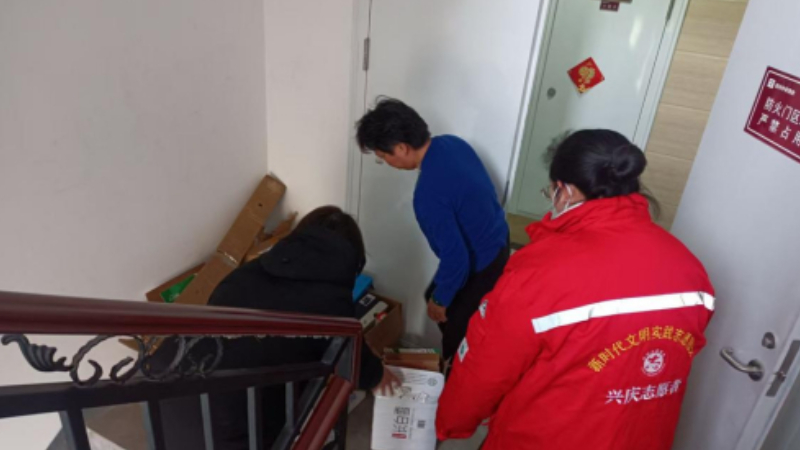 银川市兴庆区观湖社区：清楼道除隐患 解心结促和谐