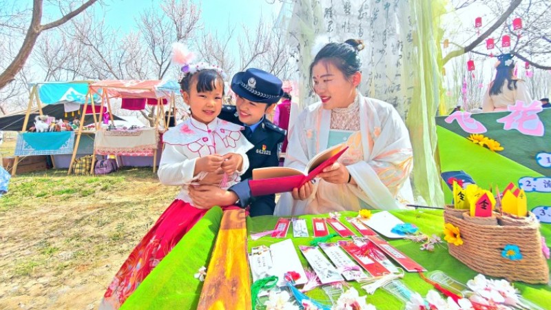 新疆克州边境管理支队恰提铁列克边境派出所：杏花为媒送法忙 宪法宣传润边关