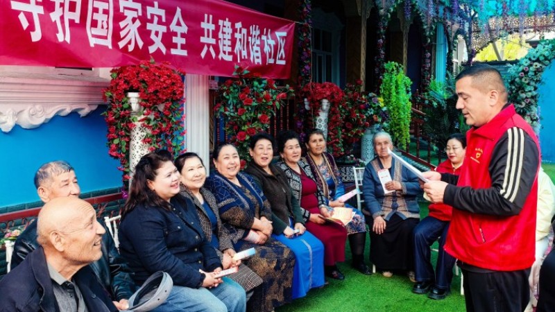 新疆伊宁市：芳菲四月普法季 法治花开润万家
