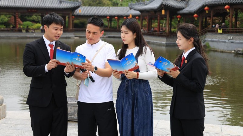 河南省南阳市卧龙区法院走进武侯祠开展全民国家安全教育日普法宣传活动