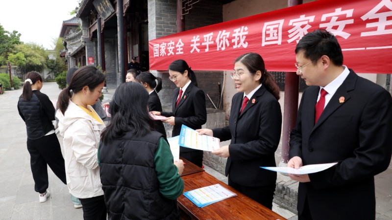 河南省邓州市法院将“国家安全”与“司法服务”送到游客身边