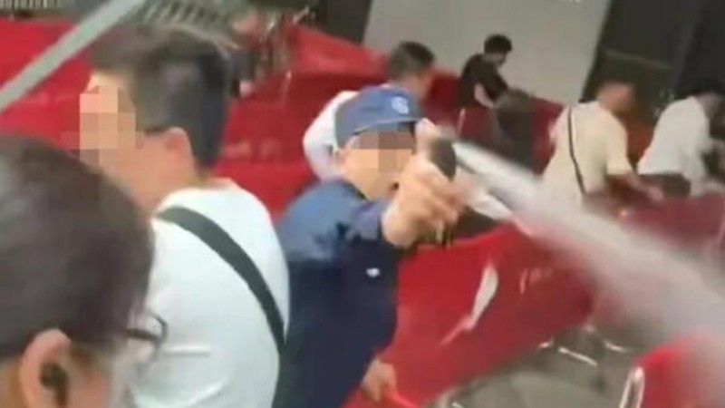 深圳龙华楼盘开盘现场使用辣椒水驱散人群的保安已被行拘