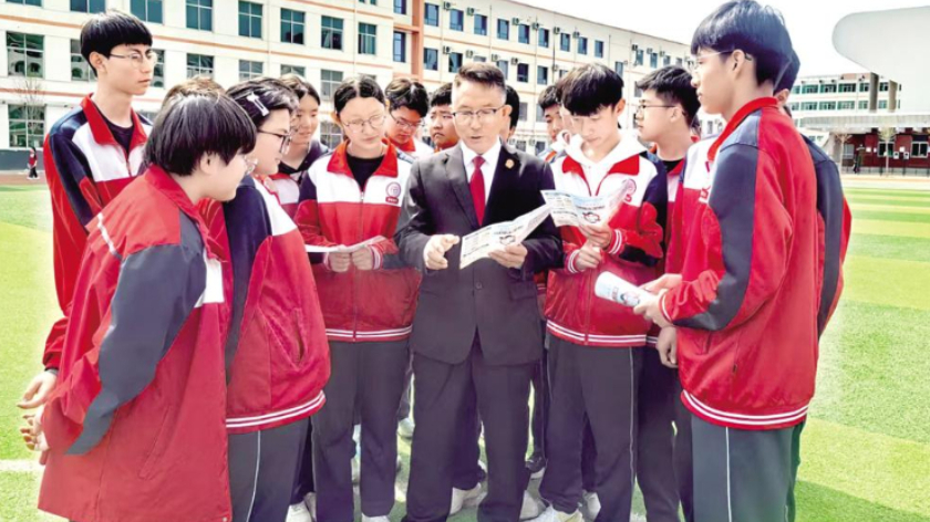 法官进校园 护航成长路
