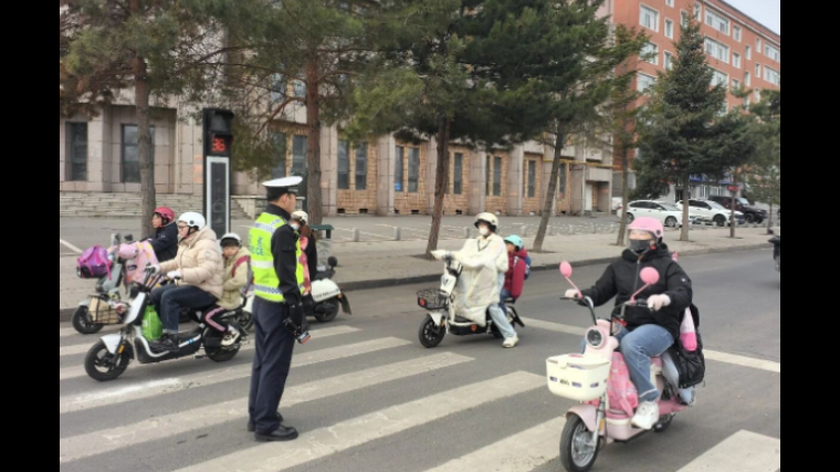 吉林扶余交警全力守护群众“生命盔” 护好“出行路”