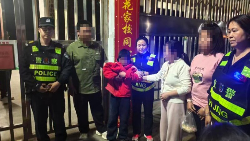 河南省南阳市桐柏县公安局：夜巡遇求急寻童 警义联手护归途