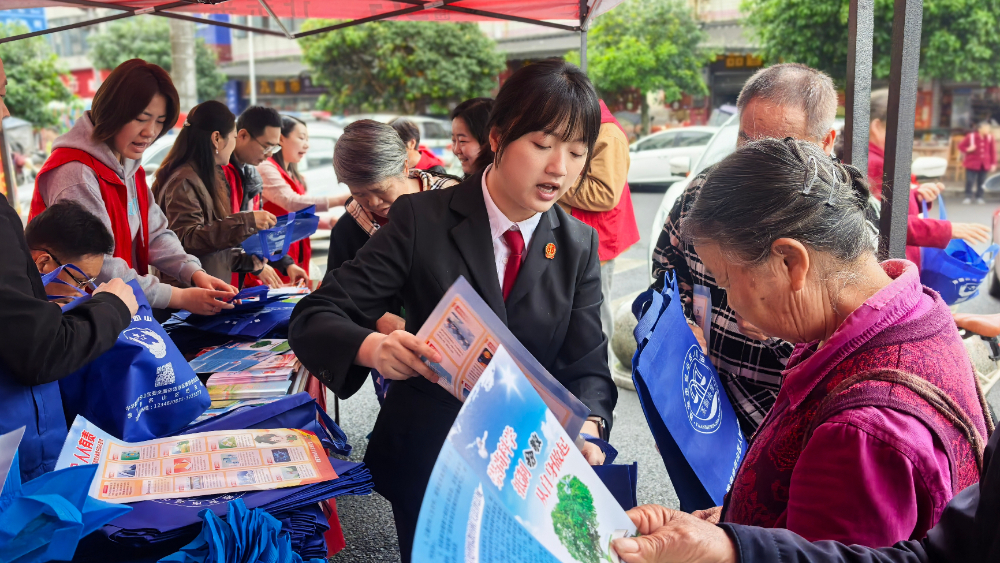 以法为盾 护国安澜——雅安名山区法院开展全民国家安全教育日普法宣传活动