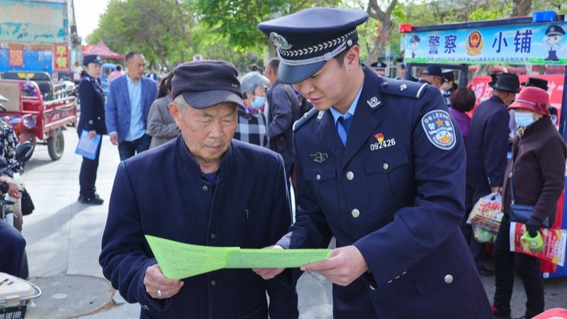 新疆和硕县公安局：宪法宣传进市场 法治理念入民心
