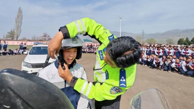 新疆新源县公安局交警带学生零距离感受“看不见的危险”