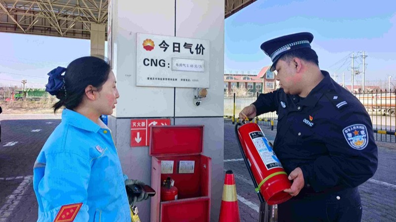 新疆霍城县公安局深入辖区企业开展安全检查