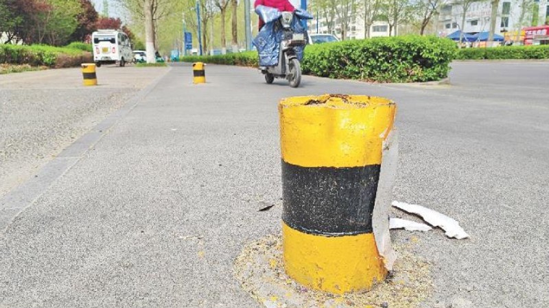 “霸道”路桩，该不该拆？
