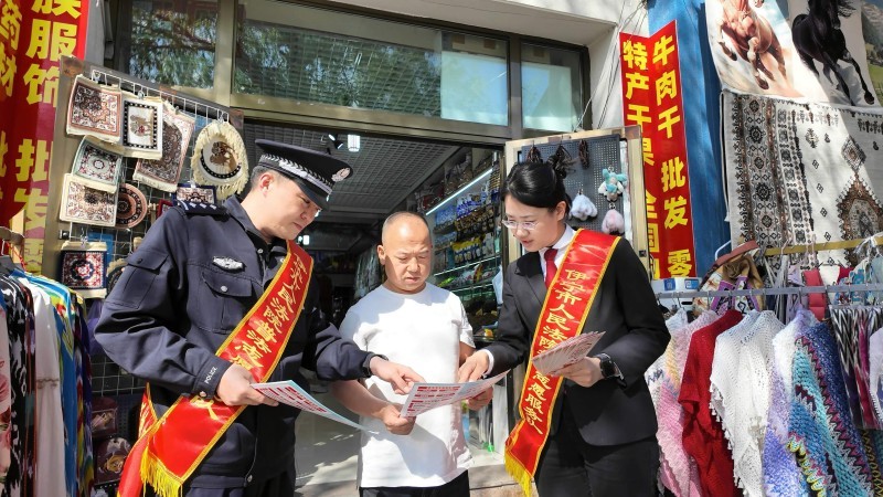 当“法徽红”走进“老城蓝”——新疆伊宁市法院把国家安全课搬进旅游区