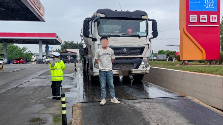 成都交警曝光多起货车超载典型案例