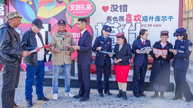 新疆喀什戍边民警联合驻地国家安全部门开展全民国家安全教育日集中宣传活动