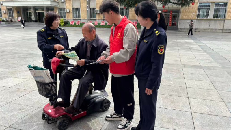 开展多形式普法活动