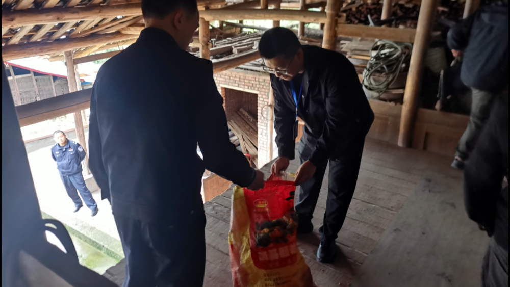 眉山洪雅公安：法治宣传入人心 群众主动上交猎枪