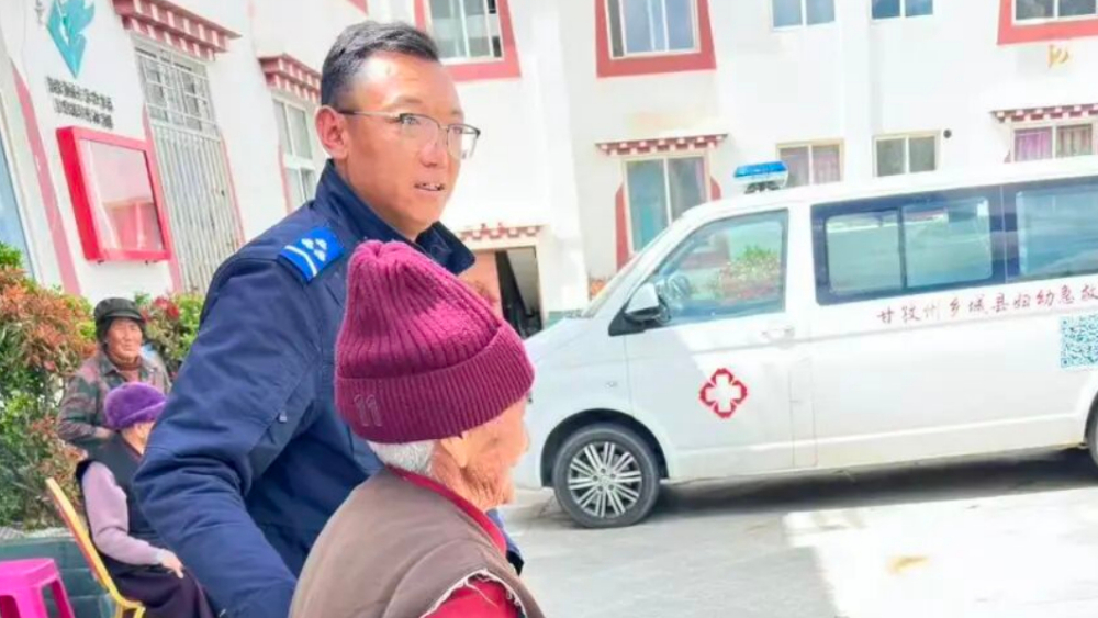 不慌不忙，坚守如常｜2年坚守驿站、10年基层一线，这个辅警以微光，暖人心