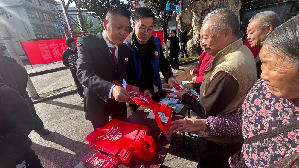 雅安：宝兴县检察院开展全民国家安全教育日 普法宣传活动