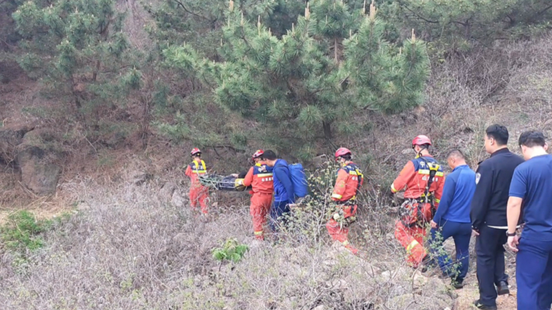 一男子爬山坠崖，淄博消防紧急救援