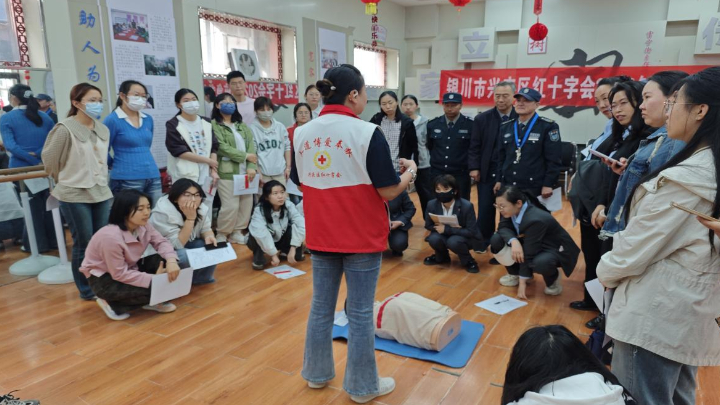 银川市兴庆区自强社区：科普急救技能护生命 延伸法治服务筑防线