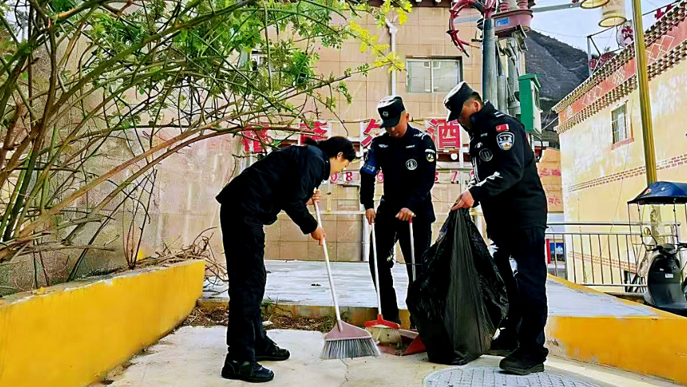 凝心聚力优环境，爱国卫生“警”先行！甘孜新龙公安用行动擦亮高原城市颜值