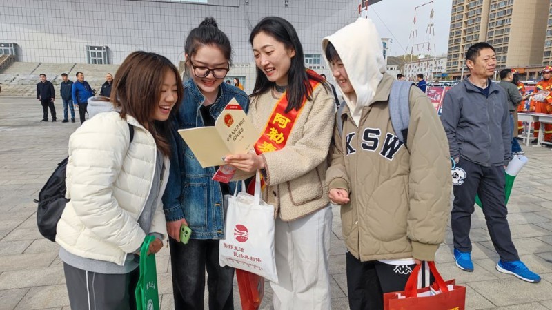 新疆阿勒泰市多部门联合开展“4·15”全民国家安全教育日集中普法活动