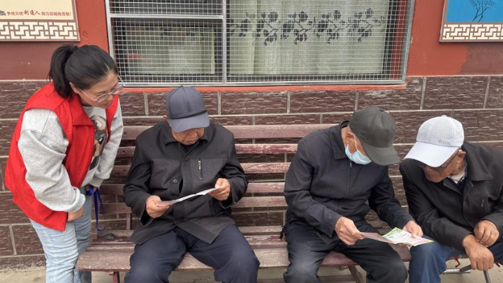 吴忠市利通区材机社区：入户走访送法上门 精准帮扶暖聚民心