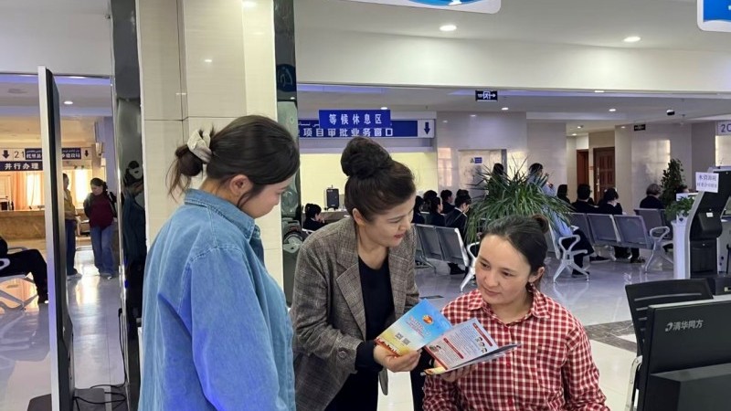 新疆托里县司法局联合托里县法学会走进托里县政务服务中心开展专题法治宣讲暨普法便民活动