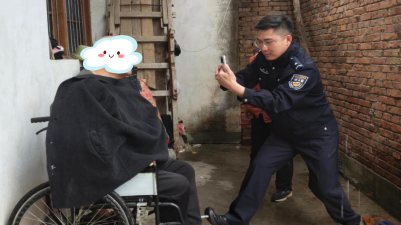 上门办证暖民心 贴心服务特殊老人