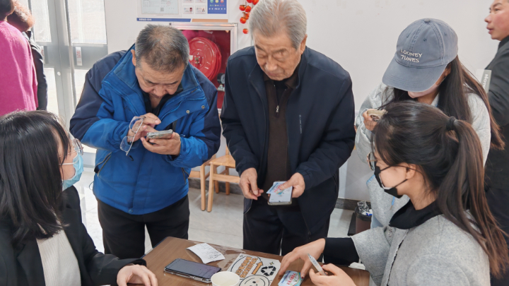 青铜峡市汉源社区：小小餐卡惠民权 热饭暖胃护晚年
