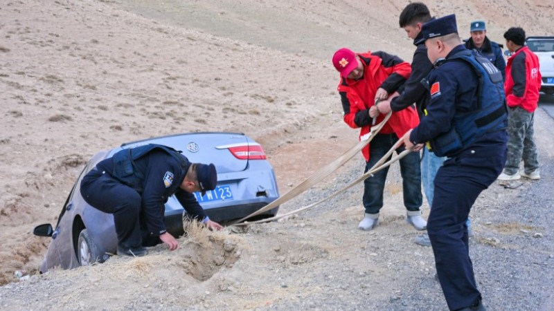 新疆克州边境管理支队吉根边境派出所：车辆冲出道路 民警紧急救援