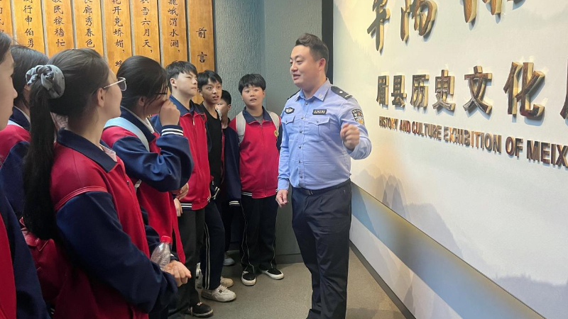 金盾护苗启新程 徒步研学润童心——常兴派出所护航300名学子开启文化科技研学之旅