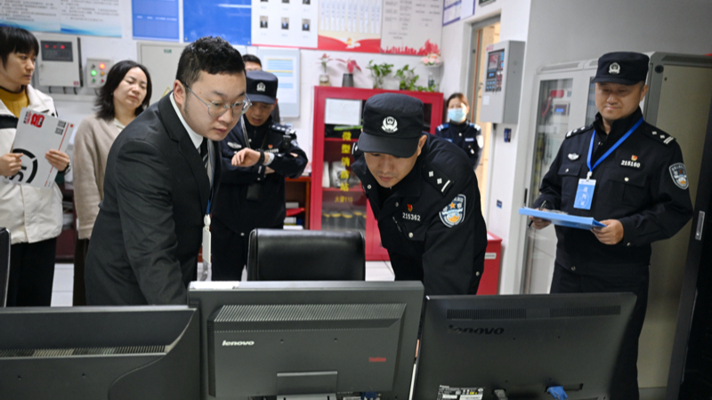 南京市公安局建邺分局组织民警深入企业开展专项安全检查
