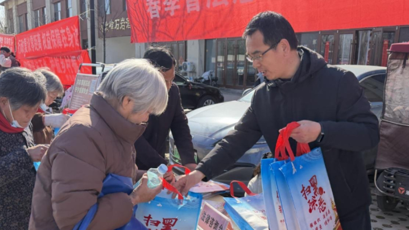市场里的“普法摊位”