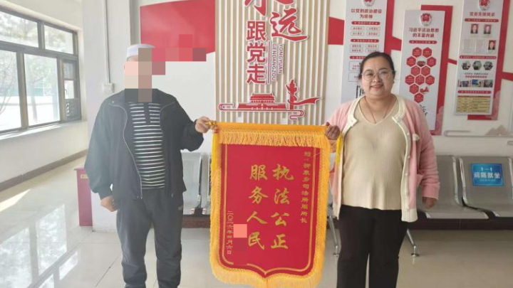 吴忠市红寺堡区柳泉乡司法所：解矫一年父送旗 柔性治本暖人心