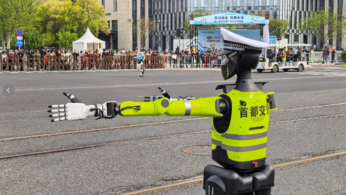 北京首个交警机器人亮相街头 参与指挥亦庄半程马拉松比赛