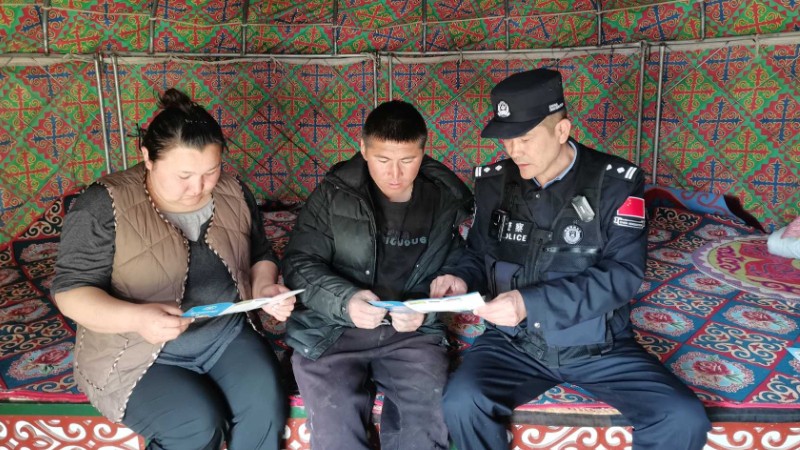 新疆阿勒泰边境管理支队福海边境管理大队：“毡房警务”普法宣传入牧区
