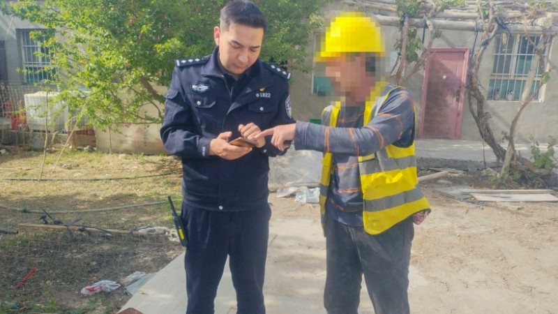 “你银行卡里的33万元还在！”新疆轮台县公安局民警紧急止付 守住群众血汗钱
