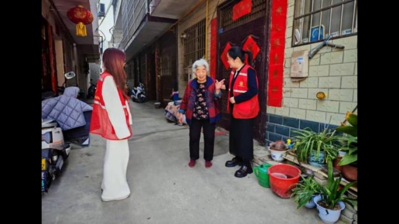 河南省南阳市宛城区：红马甲映夕阳 志愿服务显担当