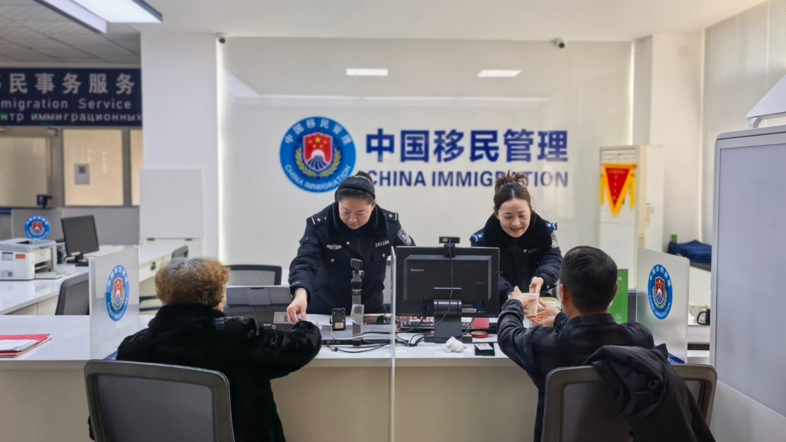 小小出入境窗口 满满为民服务温情