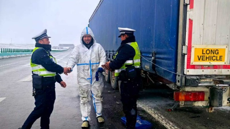 新疆乌恰县公安局：G315线凌晨降雪，交警连夜奋战护平安