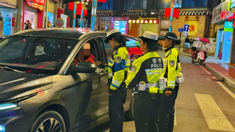 五一将至，平安先行！甘孜新龙交警昼夜坚守筑牢假期出行安全防线