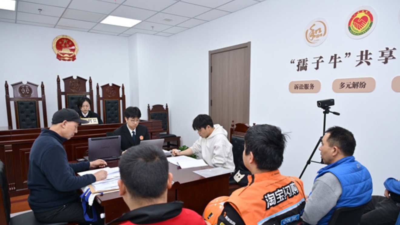 江宁路街道综治中心焕新启用，外卖小哥在“共享法庭”参与庭审