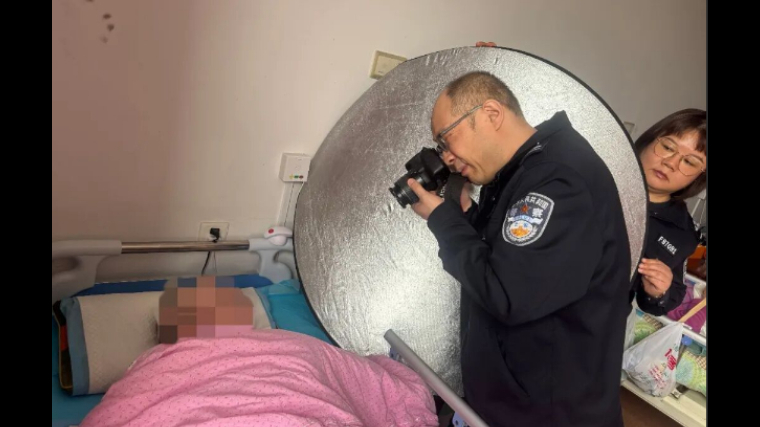 吉林省珲春市公安局政务服务大队开展养老院特殊老人办证帮扶行动