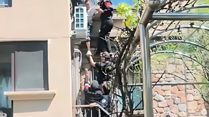 男孩悬挂三楼空调外机，新疆伊宁市公安局民辅警紧急救援