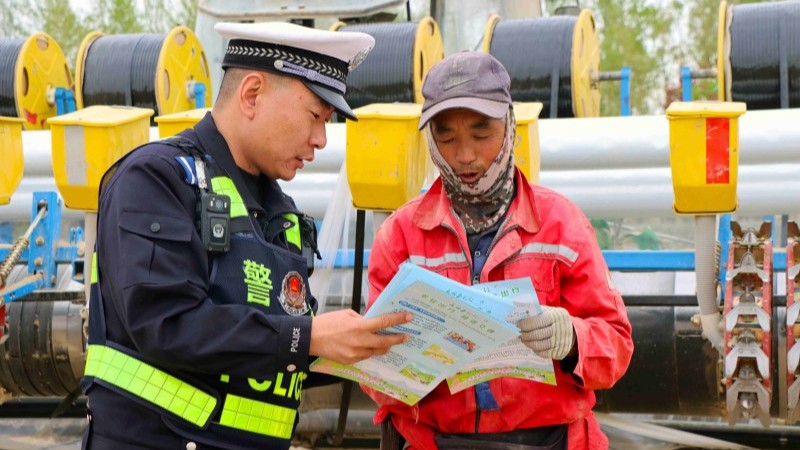新疆奎屯市公安局：田间地头话安全 把“平安”送到农户心坎上