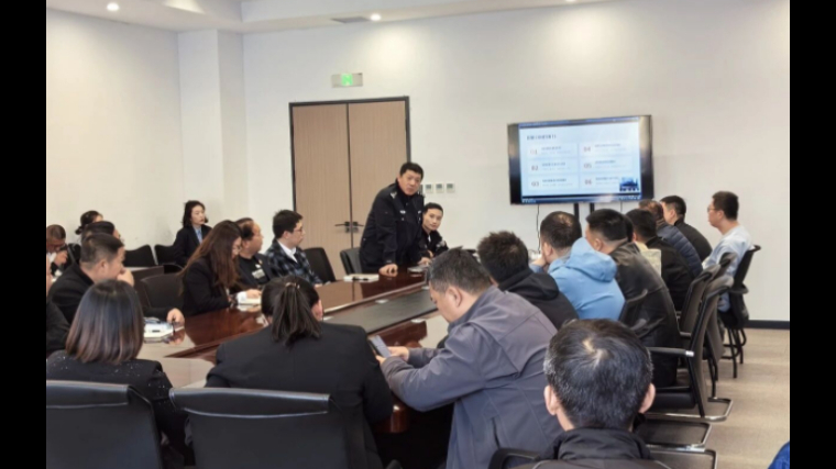 警企携手筑防线 平安路上“警”相随——吉林长春交警深入建材企业开展交通安全宣教活动