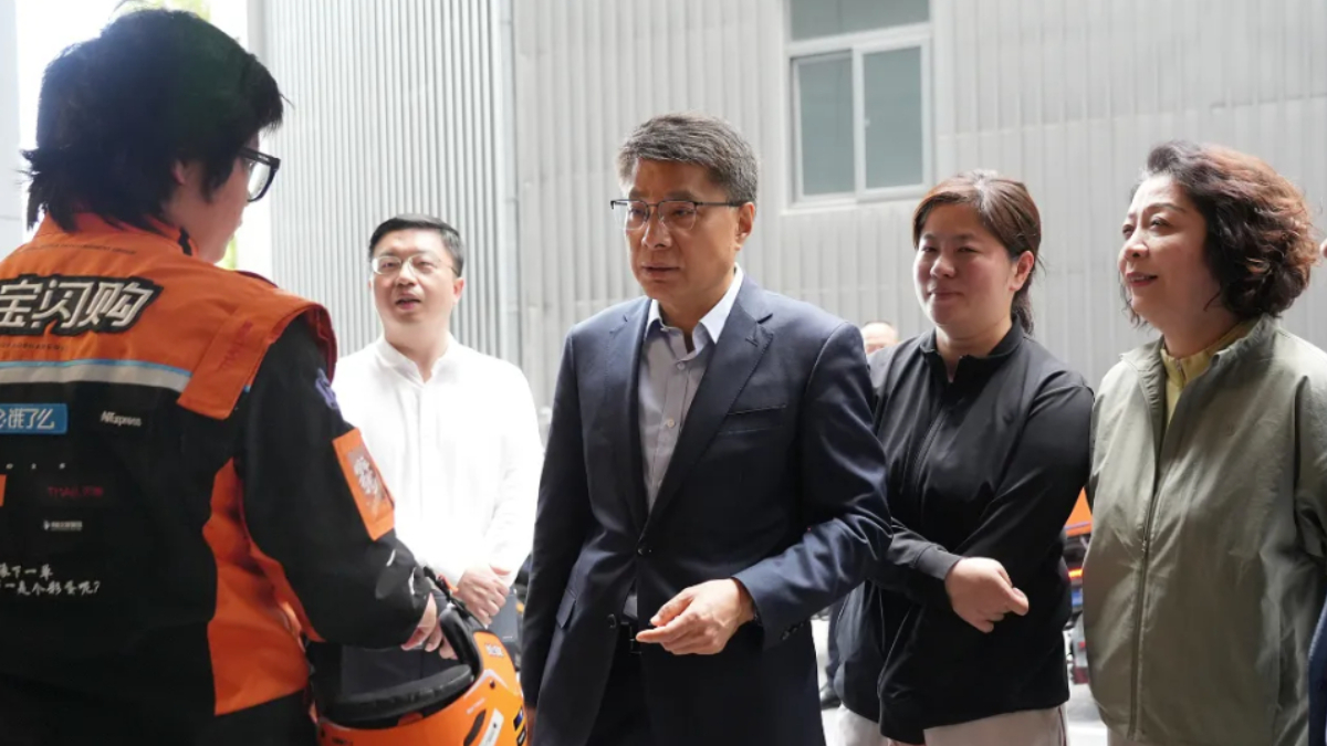 区领导专题调研党建引领社会治理工作